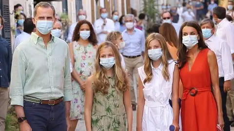 Los reyes visitan Petra junto a sus hijas. Los Reyes en Mallorca