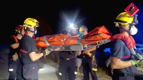 Bomberos de Alicante rescatan a una escaladora en Elda. Efectivos de bomberos del Consorcio Provincial de Bomberos han rescatado a una escaladora que se rompió el tobillo al chocar contra un compañero mientras practicaban este deporte en la zona de vías de escalada Peñas del Marín de Elda.