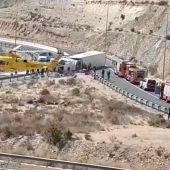 Camión volcado en la salida de la circunvalación de la autopista de Alicante.