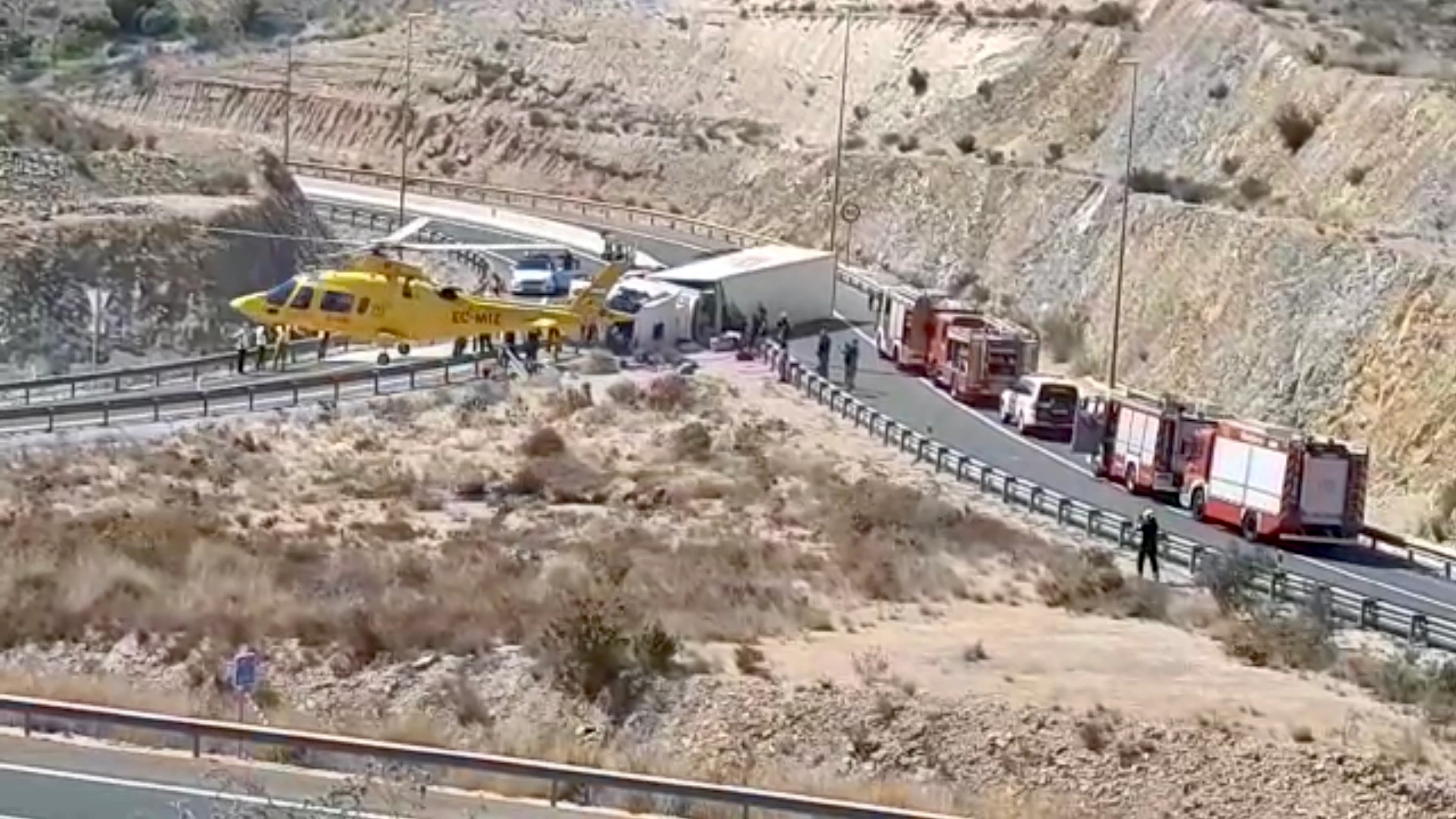 Camión volcado en la salida de la circunvalación de la autopista de Alicante. ACCIDENTE
