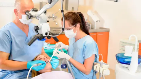 Dentistas Dentistas en una clínica dental