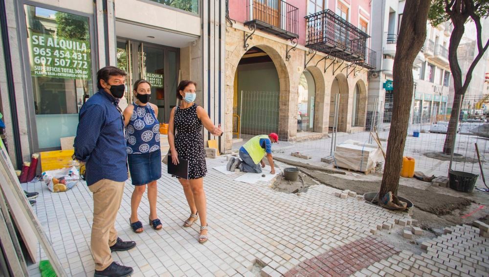 La concejala de Urbanismo, Ana Arabid, visitando las obras en la Plaça de Baix.