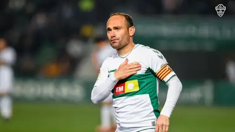 Nino se pone la mano en el corazón en un encuentro con el Elche. ELCHE CF