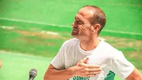 Nino se dirige a sus compañeros en el acto de la celebración oficial del ascenso a Primera División. ELCHE CF