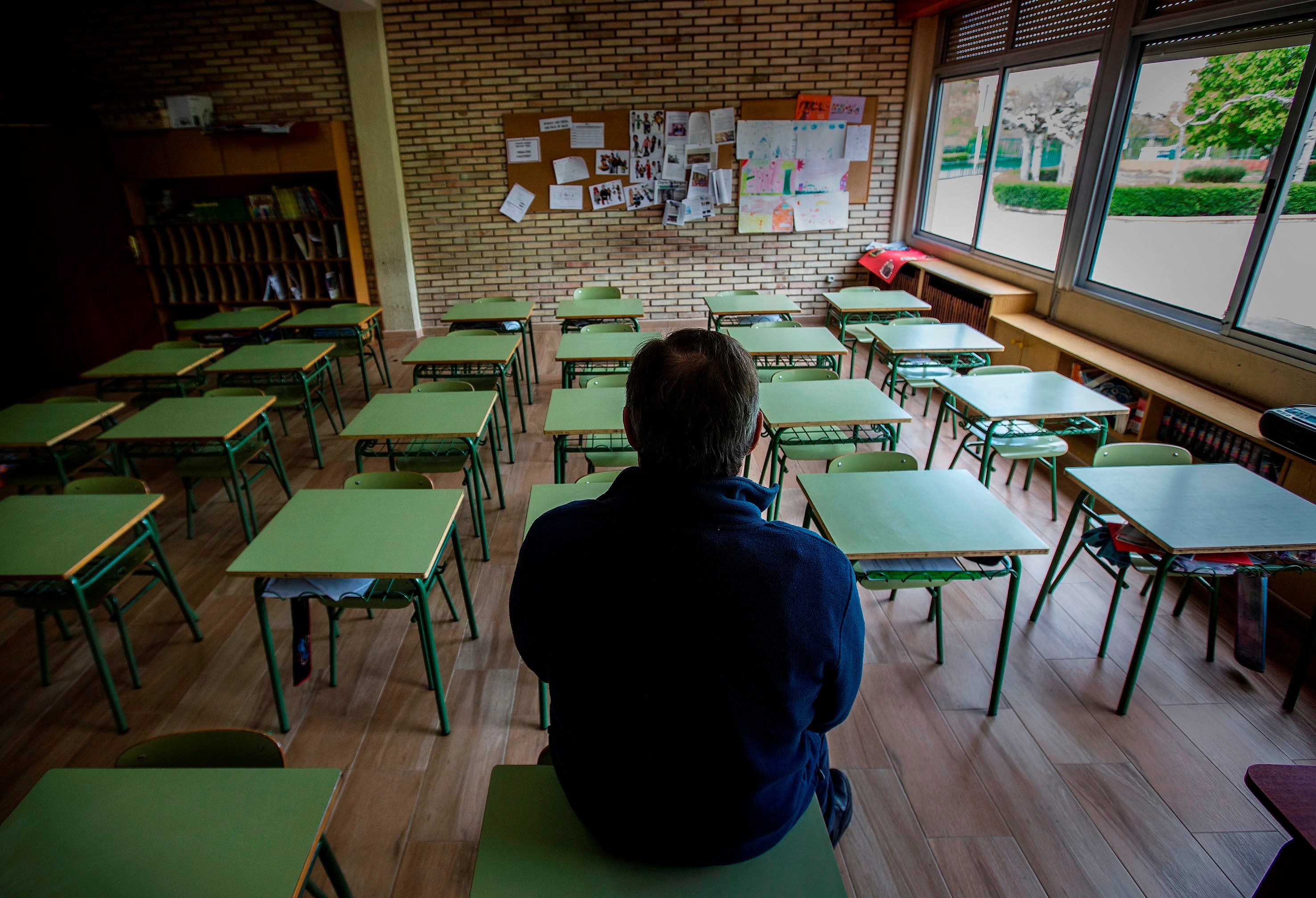 Las preguntas de Amón: "¿Llevar a vuestro hijo a clase equivale a entregarlo a un experimento científico?" Las preguntas de Amón: "¿Llevar a vuestro hijo a clase equivale a entregarlo a un experimento científico?"
