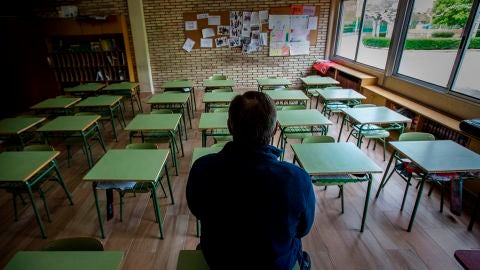 Un profesor en una clase vacía de un instituto