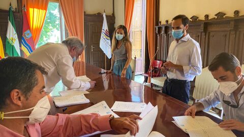 Durante la firma de las escrituras