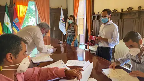 Durante la firma de las escrituras Durante la firma de las escrituras