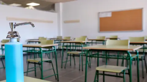 Un dispensador de gel hidroalcohólico en un aula de un instituto Vuelta al cole