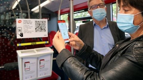 Rosa Alarc&oacute;n validant un bitllet senzill electr&ograve;nic