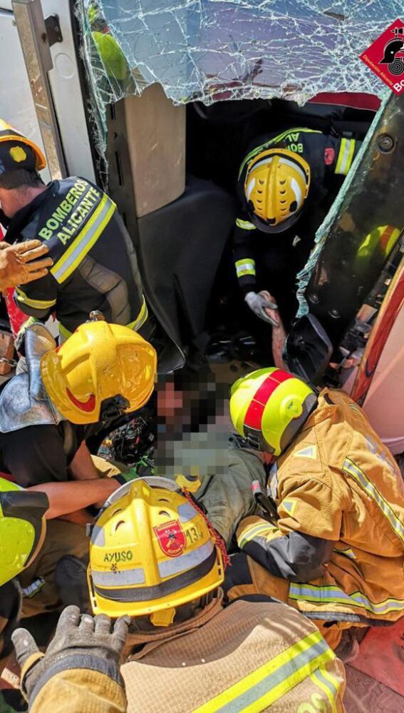 Un tráiler vuelca en la AP-7 y obliga al corte de la salida que enlaza San Vicente, Alicante y Alcoy.