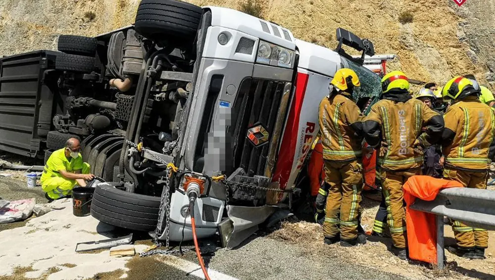 Los bomberos y la asistencia sanitaria tardaron más de una hora en evacuar al conductor accidentado debido a la dificultad. Los bomberos y la asistencia sanitaria tardaron más de una hora en evacuar al conductor accidentado debido a la dificultad.