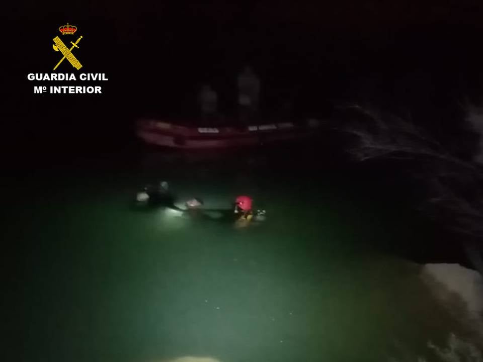 La unidad de buzos de la Guardia Civil halla sin vida al joven que desapareció anoche en la zona de la presa del pantano de Crevillent La unidad de buzos de la Guardia Civil halla sin vida al joven que desapareció anoche en la zona de la presa del pantano de Crevillent
