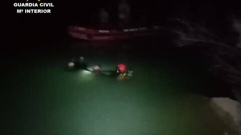 Buzos de la Guardia Civil en el pantano de Crevillent.