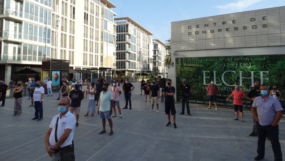 Concentración en Elche por el desacuerdo con las nuevas restricciones en la hostelería y ocio nocturno.