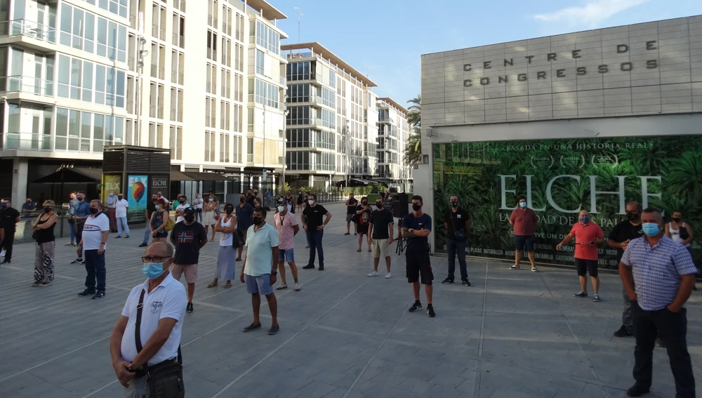 Concentración en Elche por el desacuerdo con las nuevas restricciones en la hostelería y ocio nocturno. Concentración en Elche por el desacuerdo con las nuevas restricciones en la hostelería y ocio nocturno.