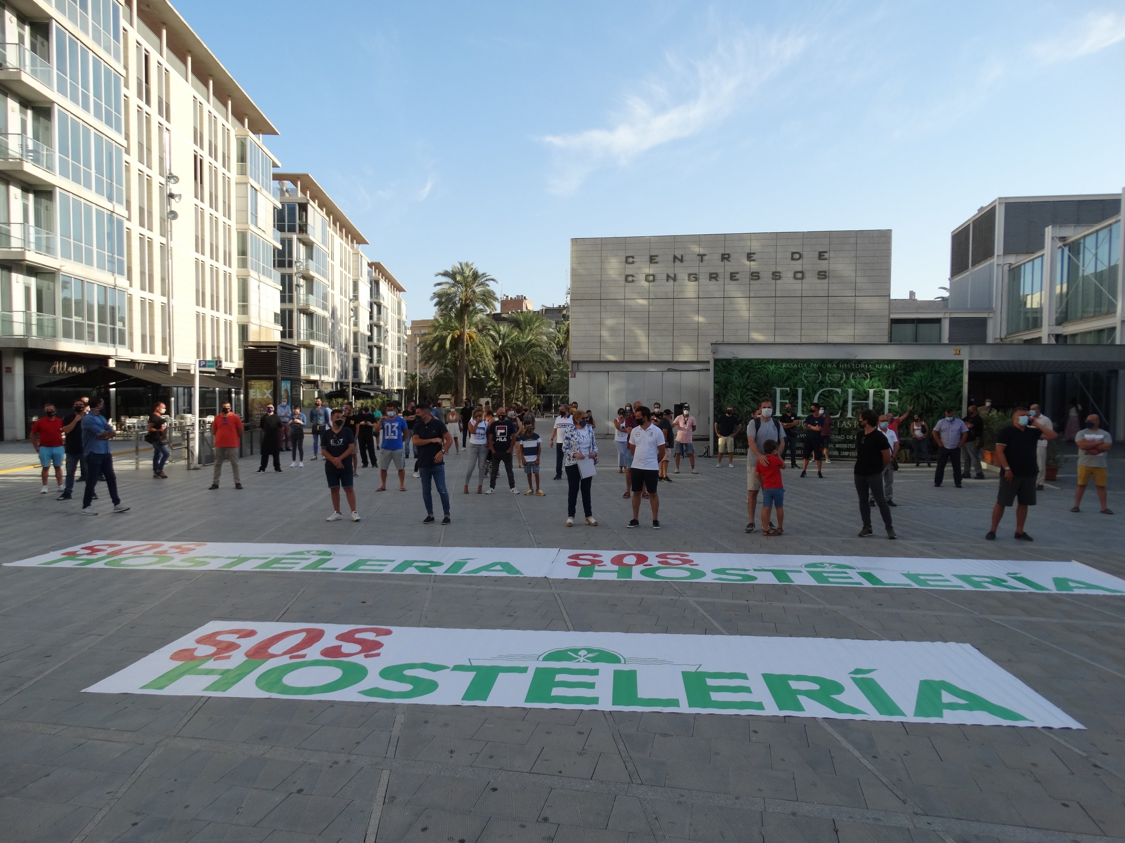 Más de 200 personas manifiestan en Elche su desacuerdo con las nuevas restricciones en la hostelería y en el ocio nocturno Más de 200 personas manifiestan en Elche su desacuerdo con las nuevas restricciones en la hostelería y en el ocio nocturno