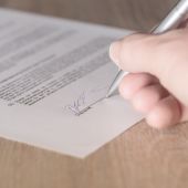 Una persona durante la firma de un contrato de trabajo.