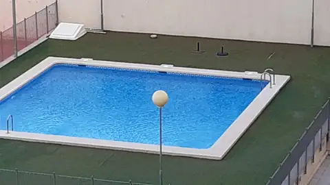 Piscina de una urbanización Piscina de una urbanización