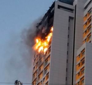 Imagen del incendio en una torre en el barrio de Hortaleza en Madrid Imagen del incendio en una torre en el barrio de Hortaleza en Madrid