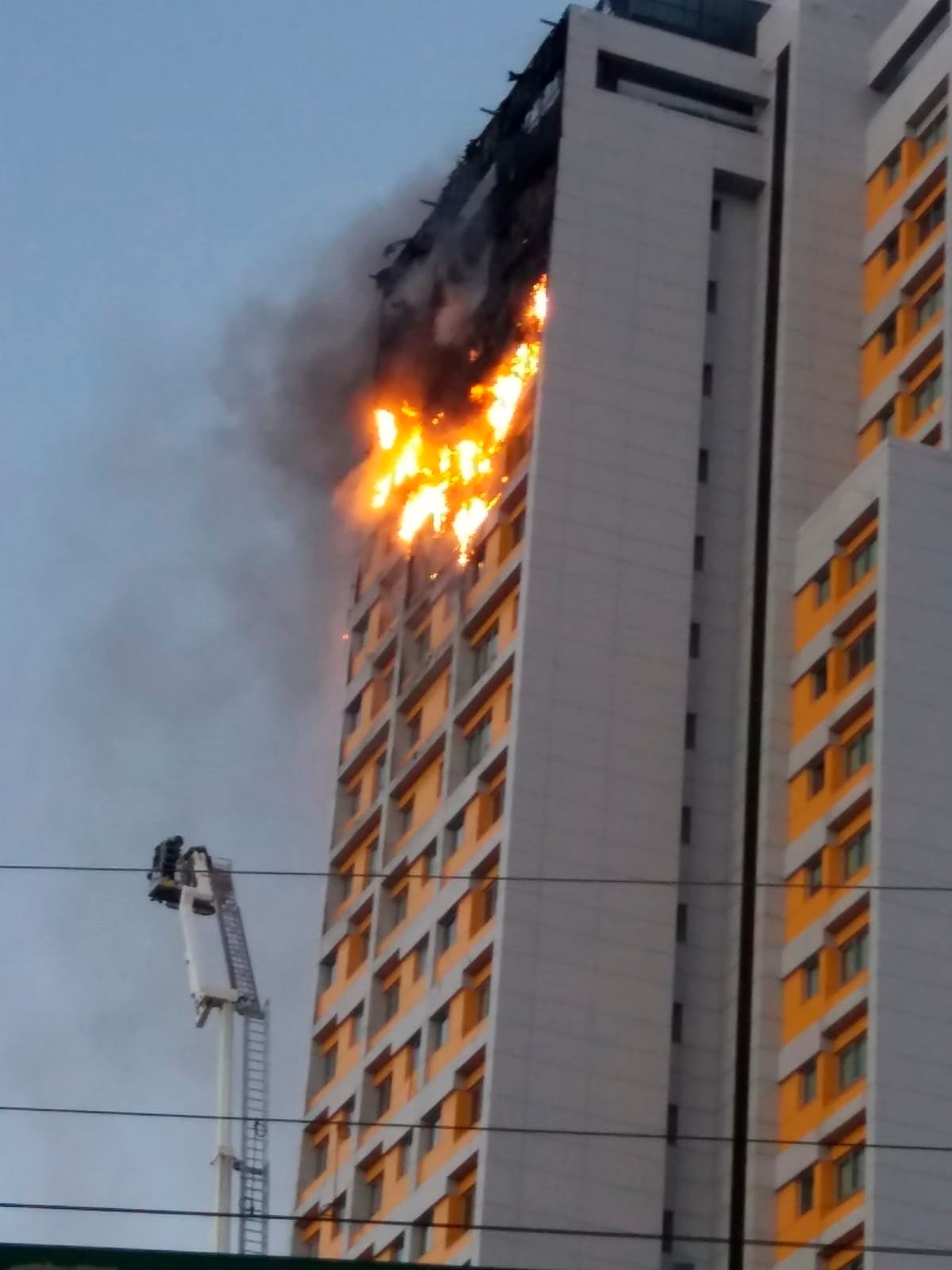 Aparatoso incendio en una torre de 21 plantas del madrileño barrio de Hortaleza Aparatoso incendio en una torre de 21 plantas del madrileño barrio de Hortaleza