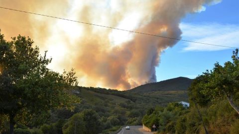Medios a&eacute;reos y terrestres trabajan en la extinci&oacute;n de un incendio forestal declarado en el Valle del Jerte (C&aacute;ceres)