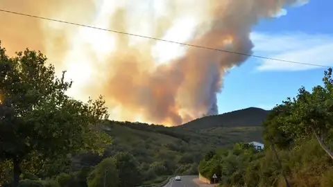Medios aéreos y terrestres trabajan en la extinción de un incendio forestal declarado en el Valle del Jerte (Cáceres) Medios aéreos y terrestres trabajan en la extinción de un incendio forestal declarado en el Valle del Jerte (Cáceres)