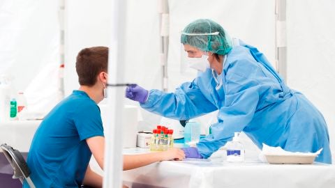 Una sanitaria realiza la prueba de COVID-19 a un joven en Ordizia (Gipuzkoa)