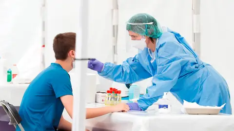 Una sanitaria realiza la prueba de COVID-19 a un joven en Ordizia (Gipuzkoa) Una sanitaria realiza la prueba de COVID-19 a un joven en Ordizia (Gipuzkoa)