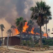 Vista del incendio forestal de este sábado en Estepona (Málaga)