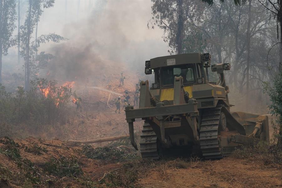 El terrible incendio en la sierra de Huelva: "Es la tormenta perfecta, se espera que un giro del viento vuelva a reavivar fuegos controlados" episode artwork