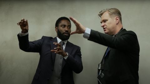 El director Christopher Nolan rueda una escena de 'Tenet' con John David Washington