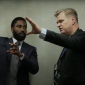 El director Christopher Nolan rueda una escena de 'Tenet' con John David Washington