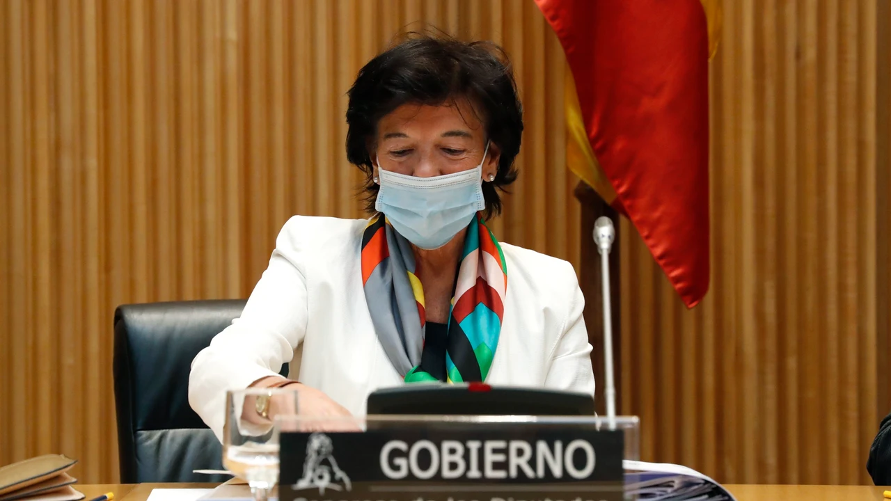 La ministra de Educación y Formación Profesional, Isabel Celaá, comparece ante el Congreso de los Diputados