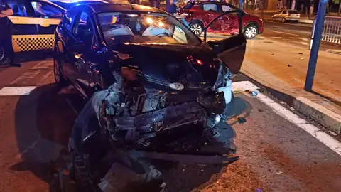 Vehículo siniestrado en la calle México Uno de los dos vehículos implicados en el choque