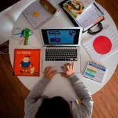 Teletrabajo: una profesora prepara una clase online Teletrabajo: una profesora prepara una clase online