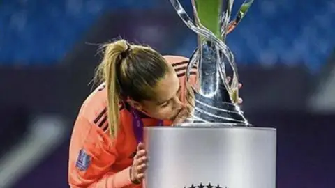 La portera española, Lola Gallardo. La portera española, Lola Gallardo.