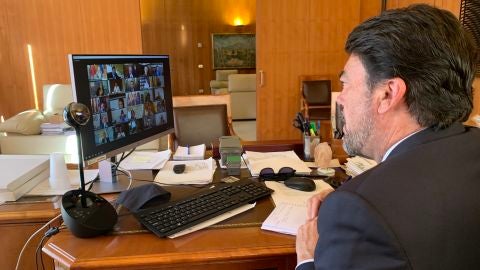 Luis Barcala, alcalde de Alicante, en una sesi&oacute;n telem&aacute;tica