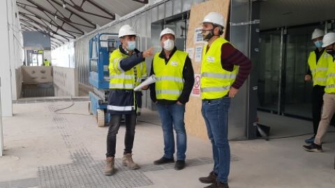 El consejero Jos&eacute; Luis Soro visitando las obras en Canfranc
