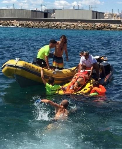 Rescatan a una mujer que se había fracturado un tobillo en los Baños de la Reina de El Campello Rescatan a una mujer que se había fracturado un tobillo en los Baños de la Reina de El Campello