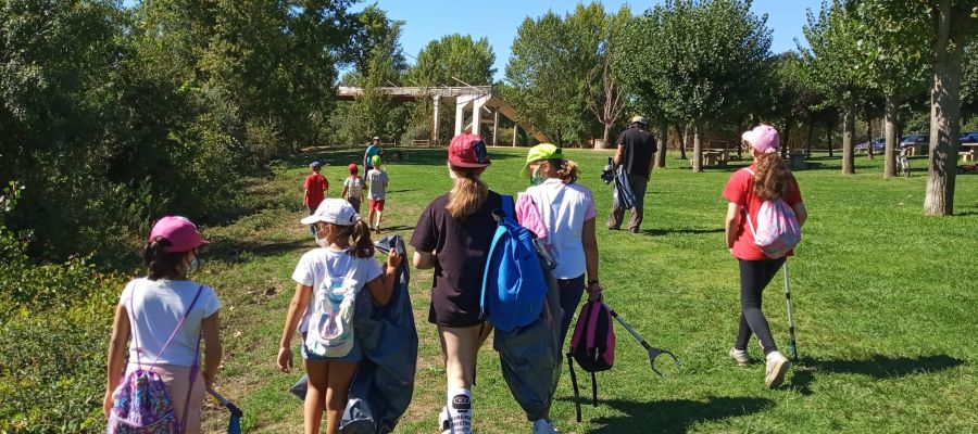 Nenos e nenas do campamento urbano da Aula de Naturaleza de Oira Nenos e nenas do campamento urbano da Aula de Naturaleza de Oira