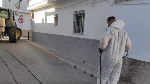 Operarios desinfectando las calles de Paterna