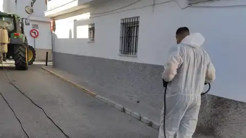 Operarios desinfectando las calles de Paterna Operarios desinfectando las calles de Paterna