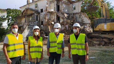 Instantes durante el derribo de las instalaciones