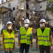 Instantes durante el derribo de las instalaciones