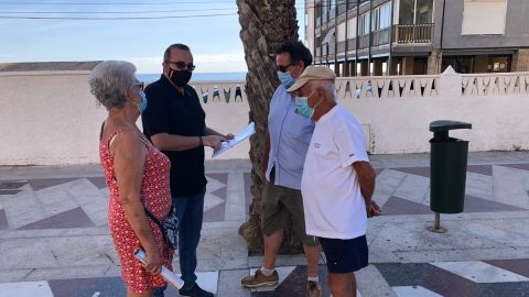 Miembros de la Plataforma recogiendo firmas 