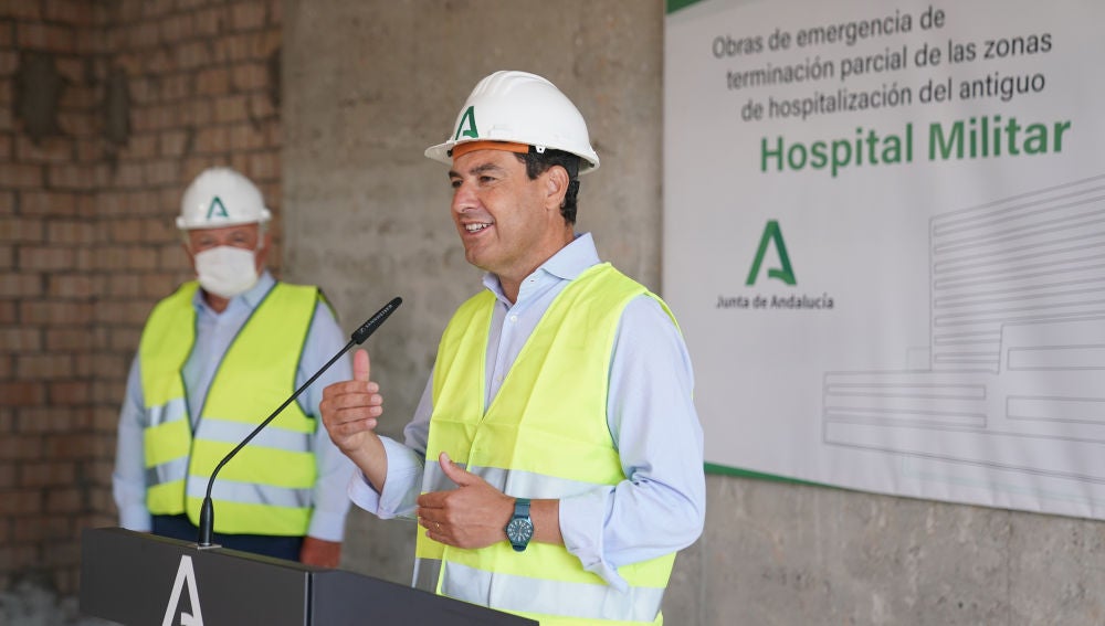 Juanma Moreno visita el hospital militar de Sevilla.