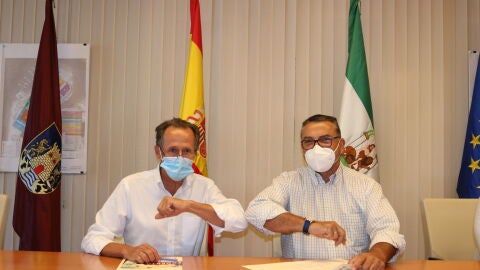 Instantes de la firma del convenio