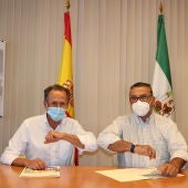 Instantes de la firma del convenio