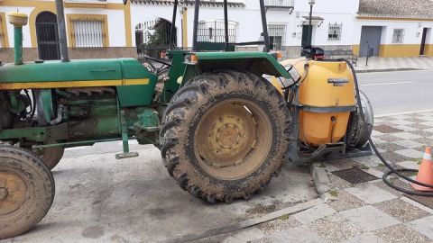 Un tractor desinfectando La Barca de la Florida